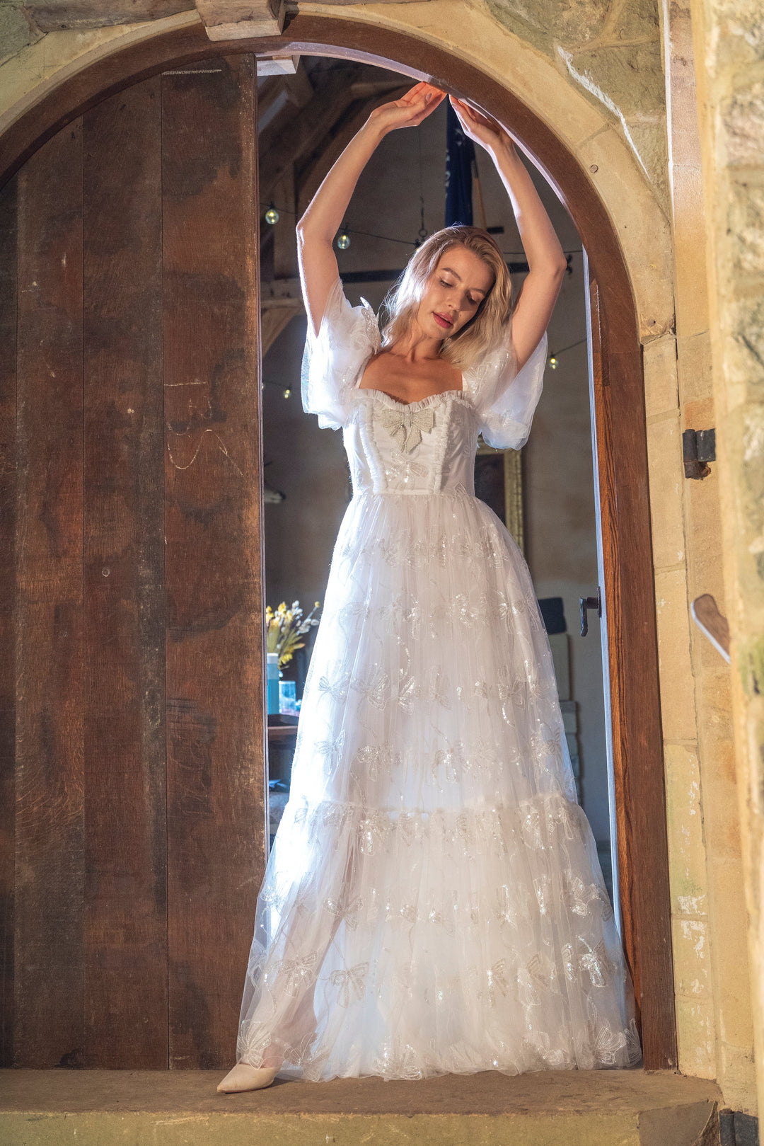 Vestido midi con lentejuelas y lazo de ángel