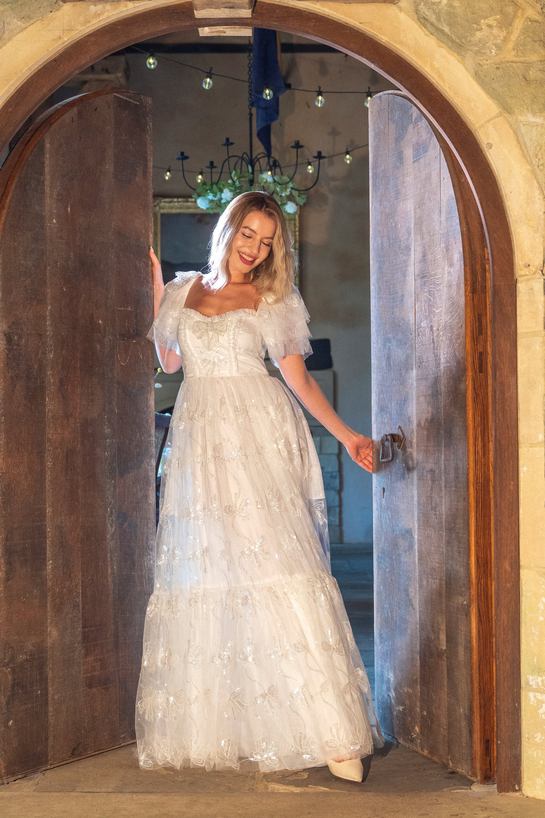 Vestido midi con lentejuelas y lazo de ángel